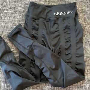 SKINNIFY Black Women's Resistance Band Leggings Small